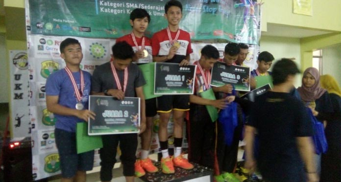 2 Pelajar Cirebon Juara Turnamen Bulu Tangkis di Bandung; Trofi Motivasi Moral dan Mental