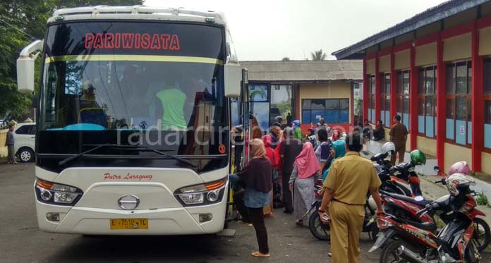 Ratusan Tenaga Kerja asal Kuningan Serbu Pabrik di Majalengka