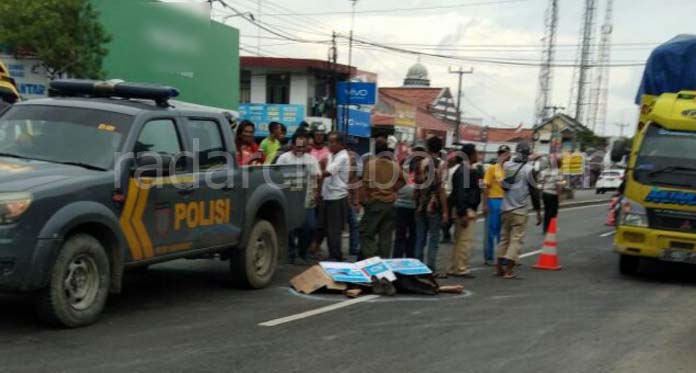 Jatuh Hindari Jalan Berlubang, Pemotor Tewas Digilas Truk di Indramayu