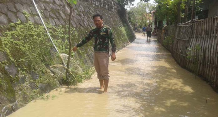 Tanggul Sungai Cimanuk Bocor, Permukiman Warga Terancam Banjir