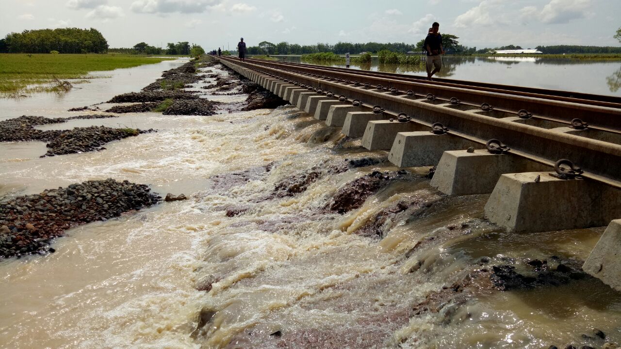 Sungai Cisanggarung Meluap, Rute Kereta Api Dialihkan