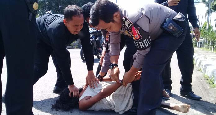 Diduga Gila, Berkeliaran Bawa Pisau, Ditangkap Polisi