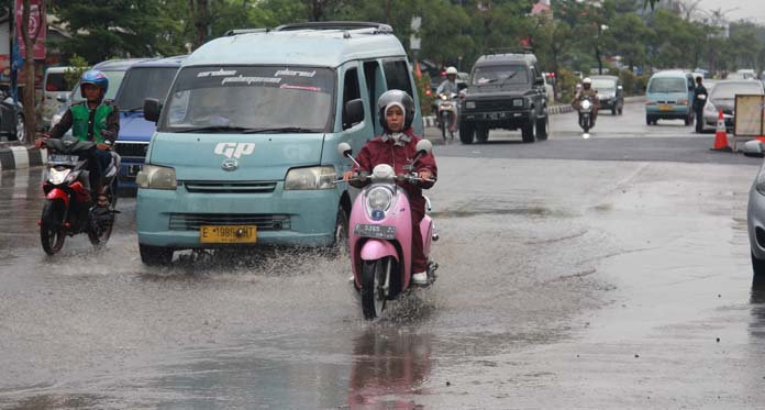 Betonisasi Jalan Cipto Selesai, Muncul Genangan