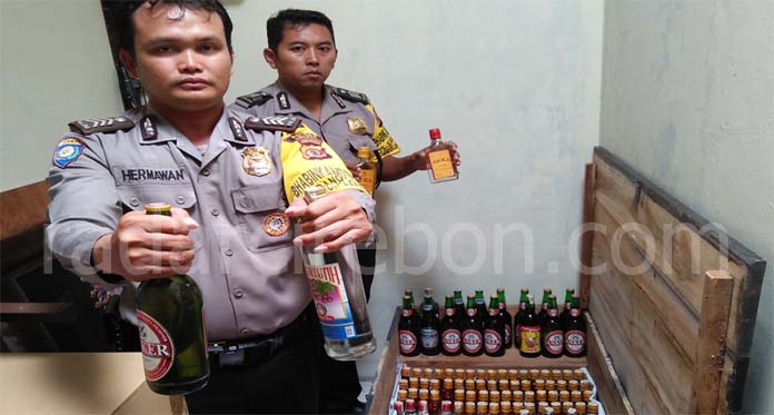 Gelar Operasi Pekat, Polsek Plered Sita Ratusan Botol Miras