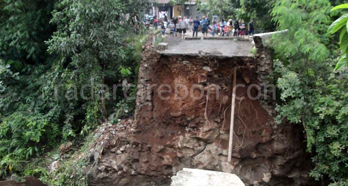 Butuh 5 Bulan Perbaiki Jembatan Cikaroya yang Ambruk