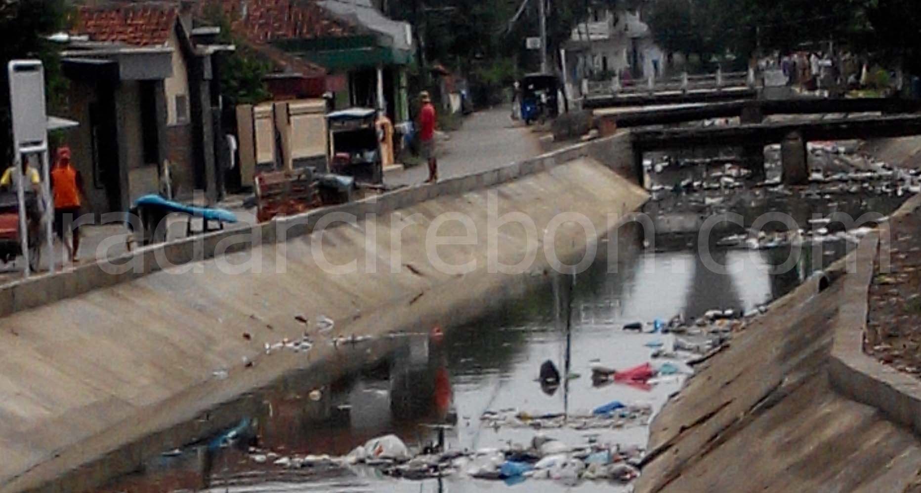 Saluran Air Sinduparaja Kotor Penuh Sampah