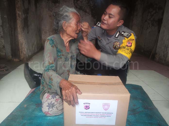 Bhabinkamtibmas Polsek Mundu Gerebek Rumah Janda Berusia 100 Tahun