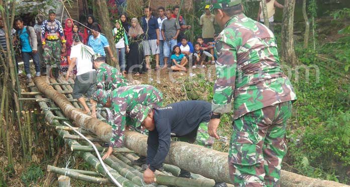 TNI Bangun Jembatan Darurat di Desa Gemulunglebak