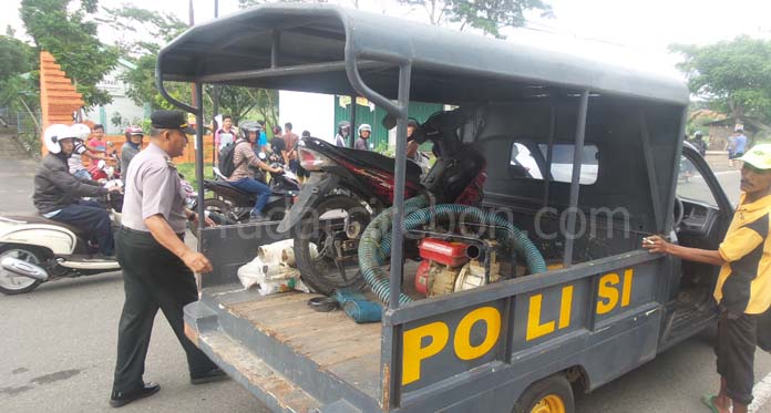 Nih Akibatnya Kalau Mendadak Ubah Jalur, Pemotor Kritis Ditabrak Mobil