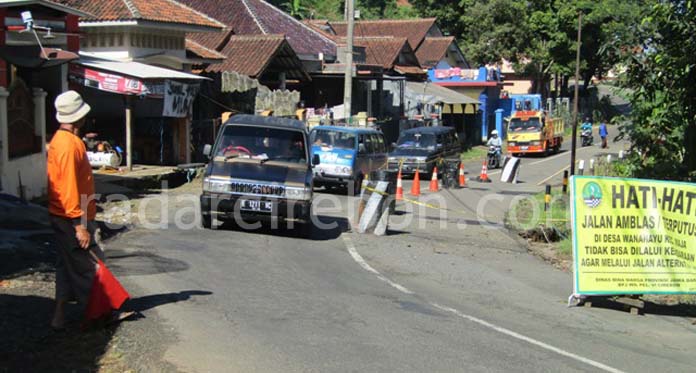 Bahu Jalan Jalur Maja-Talaga Ambles, Diberlakukan Buka Tutup Jalur