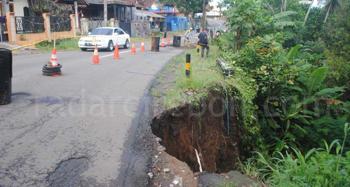 Bahu Jalan Wanahayu Majalengka Amblas