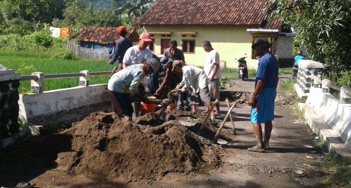 Warga Cicurug Perbaiki Jembatan Citamen yang Anjlok