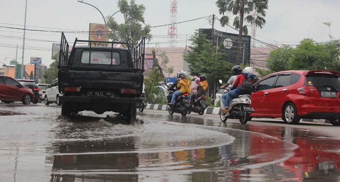 Genangan Air di Jalan Cipto Kota Cirebon Sulit Surut, Ini Sebabnya