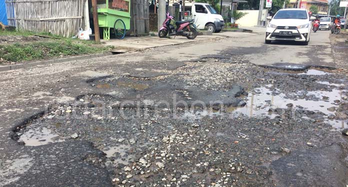 Warga Keluhkan Jalan Pecilon yang Rusak Parah