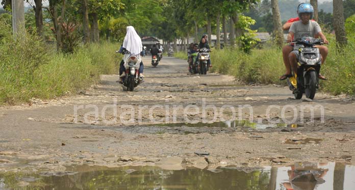 Akibat Terendam Banjir, Jalan Rusak Parah, Bahayakan Pengguna Jalan