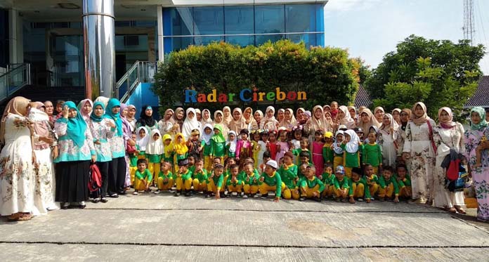 TK Sanata Bakti Belajar Jurnalistik di Radar Cirebon