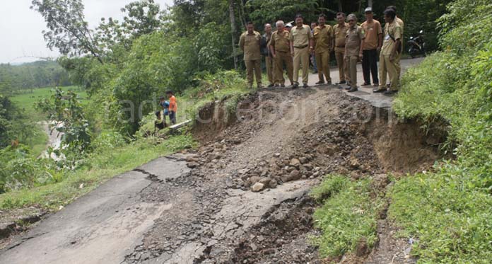 Awas Bahaya! Jalan Desa Sukadana Ambles