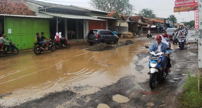 Jalan atau Kubangan? Jalur Pabuaran-Ciledug Belum Diperbaiki