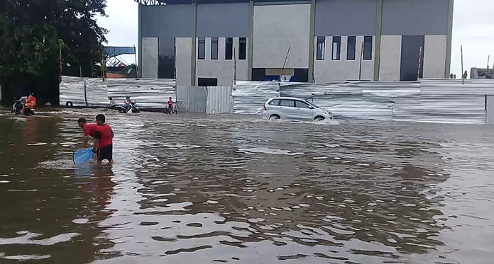 Hujan Deras, Kawasan Stadion Tridaya Jadi ‘Kolam’