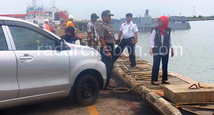 Dinas Lingkungan Hidup Ambil Sampel Air Laut di Pelabuhan