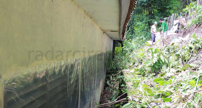 Sudah Tidak Kuat Menahan Longsor, Dua Ruang Kelas SDN Lebakngok Dikosongkan