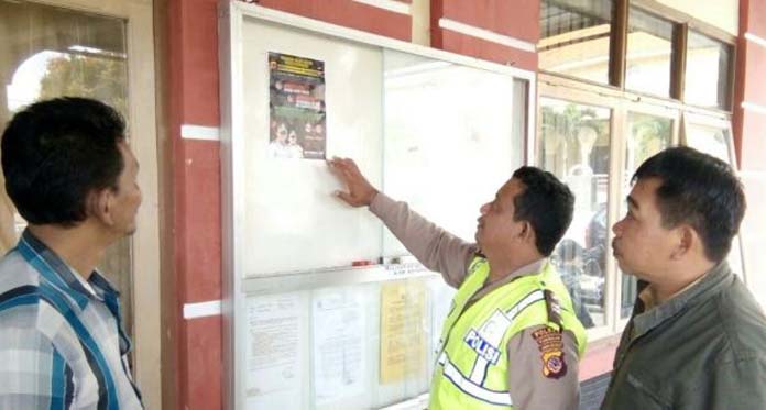 Cegah Money Politic, Polisi Gencar Pasang Stiker Imbauan