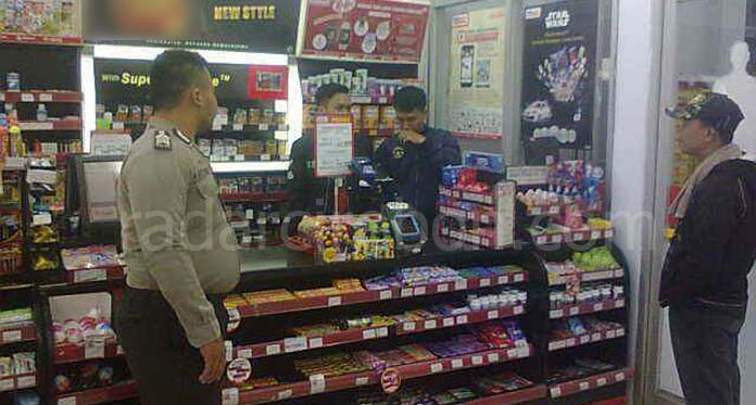 Cegah Aksi Kejahatan, Polsek Cikijing Patroli Kamtibmas ke Minimarket