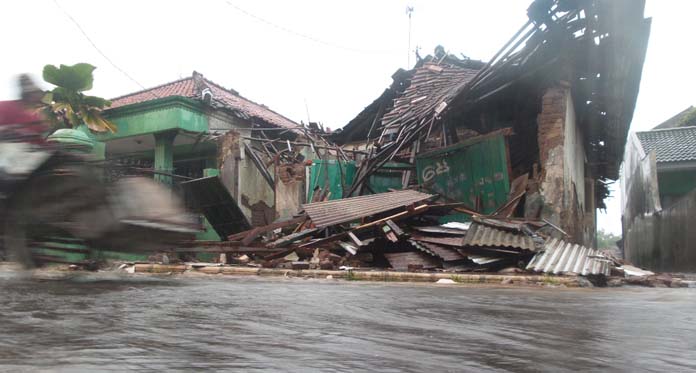 Hujan Lebat Terjang Rumah Warga hingga Ambruk