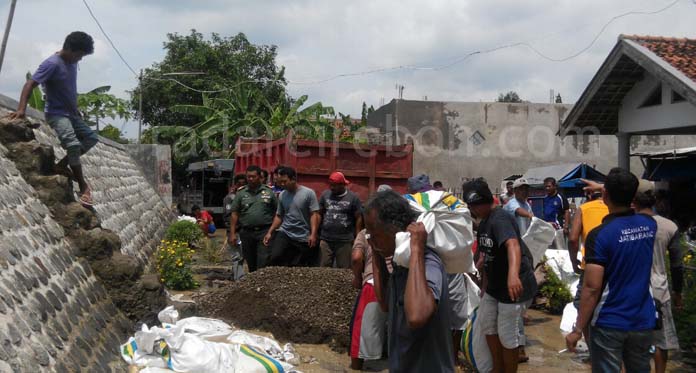 Tak Ingin Banjir dan Khawatir Jebol, Warga Tambal Tanggul