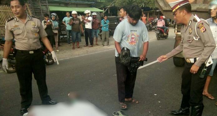 Braaak, Pemotor Tabrak Truk, Jatuh ke Kanan Tewas Dilindas Tronton