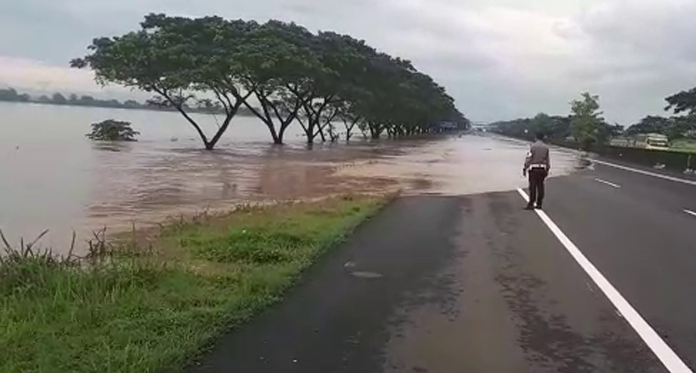 Detik-detik Air Sungai Cisanggarung Meluap ke Tol Pejagan