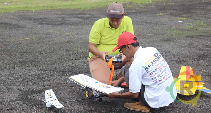 Aeromodeling Semarakkan HUT TNI AU di Lanud Penggung