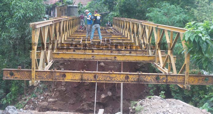 Jembatan Darurat di Desa Gumulung Lebak Rampung Satu Minggu Lagi