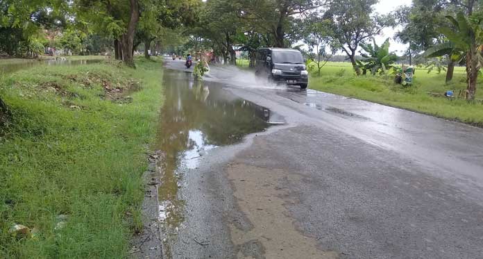 Air Irigasi Jatisawit Meluber ke Jalan Raya