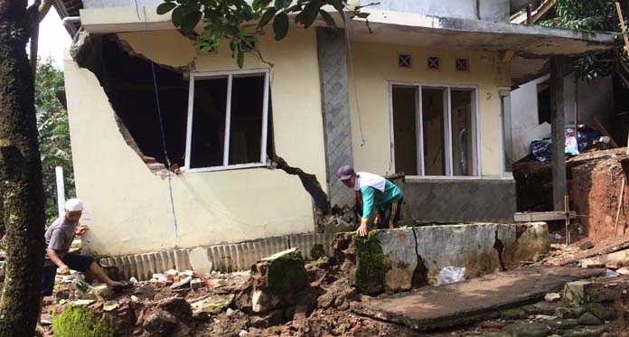 Tanah Ambles 1,5 Meter, Tim Badan Geologi Survei Desa Ujungberung