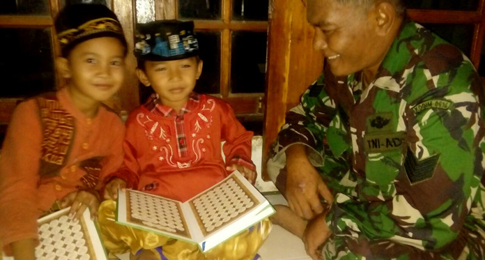 TNI di Indramayu Ajarkan Anak-anak Baca Alquran