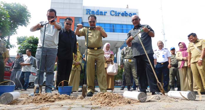 Atasi Banjir, Radar Cirebon Group-Pemkot Launching Gerakan Biopori