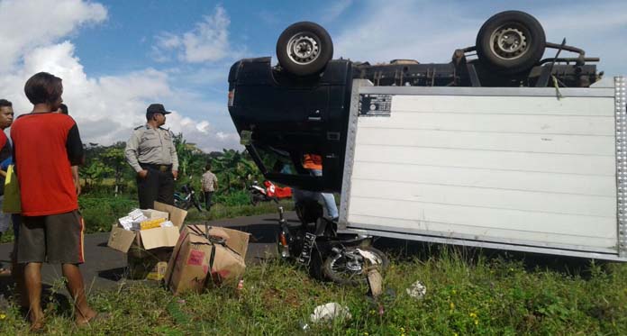 Mobil Boks Oleng, Terguling Lalu Tabrak Motor di Ruas Jalan Kuningan