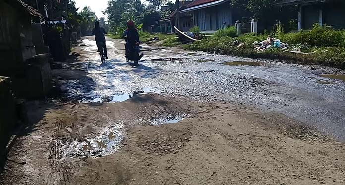 Jalan Desa Kertajaya Ambrol, Sudah 3 Bulan Dibiarkan