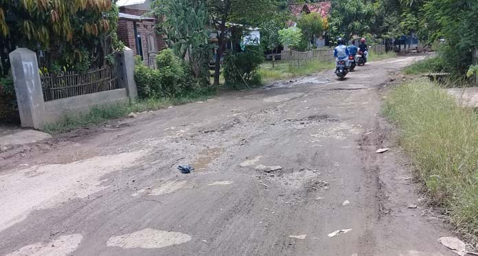 Sempat Diperbaiki Warga, Kini Berlubang Lagi