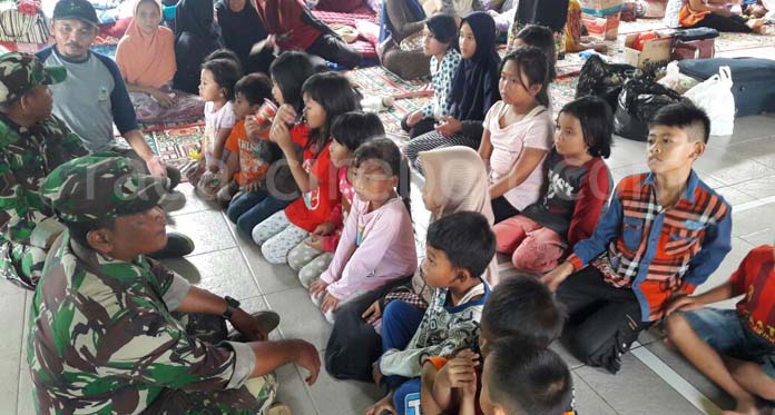 Tiga Personel TNI Hibur Anak-anak Korban Longsor dengan Mendongeng