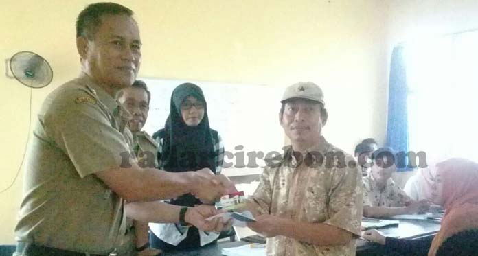 1.019 Petani di Anjatan Terima Kartu Tani