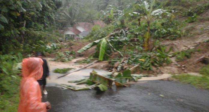 Waspada, Titik Akses Jalur Ini Terisolasi Akibat Kutawaringin Kuningan Longsor