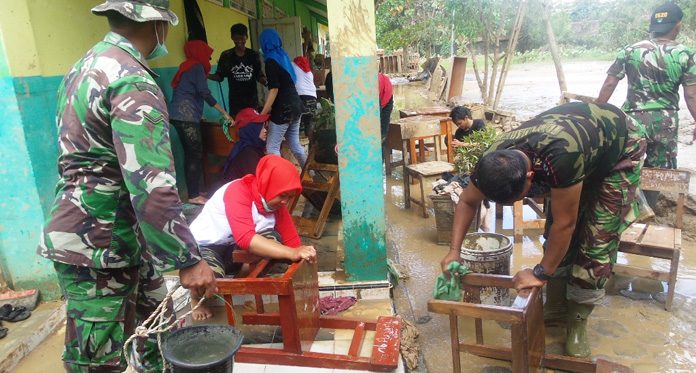 UTS Digelar Senin, Sekolah Kuras Lumpur Sisa Banjir