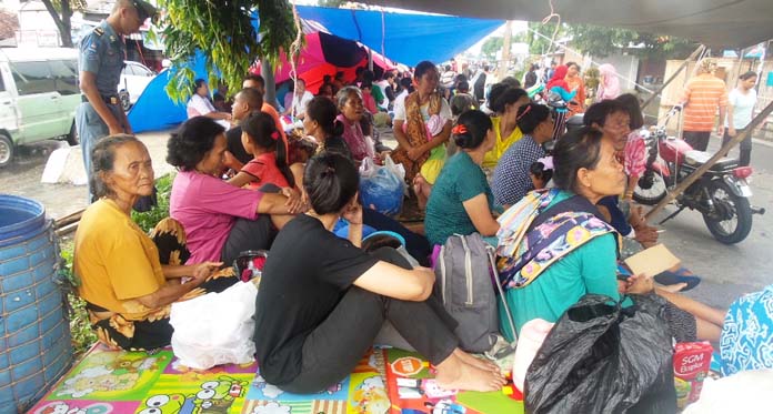 Pengungsi Tidur di Jalur Pantura, Pindah ke Masjid kalau Hujan