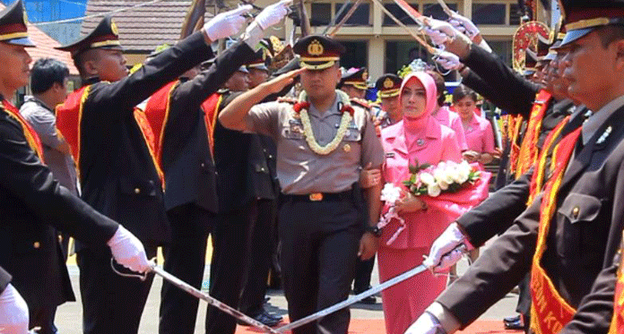 Isak Tangis Warnai Pelepasan dan Penyambutan Kapolres Ciko