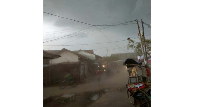 Mencekam, Puting Beliung Terjang Puluhan Rumah Warga Tengahtani dan Kedawung