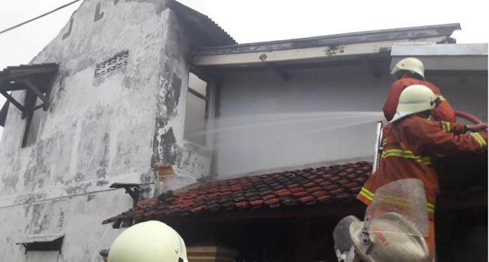 1 Rumah Warga Perumnas Cirebon Terbakar saat Hujan Lebat Disertai Petir