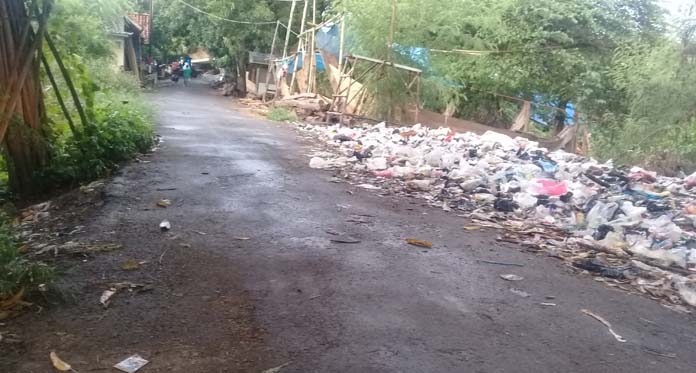 Tak Ada TPS, Sampah Numpuk di Pinggir Jalan