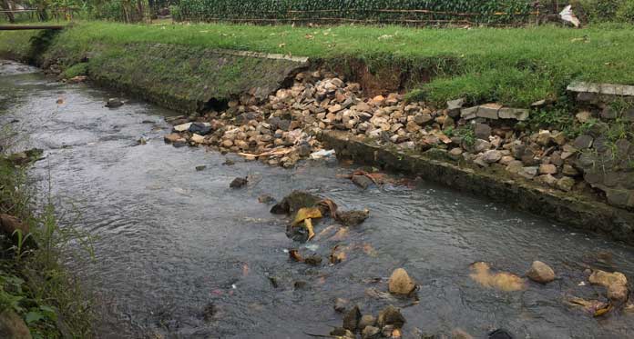 Warga Tuk Cemas, TPT Ambrol Terkena Banjir